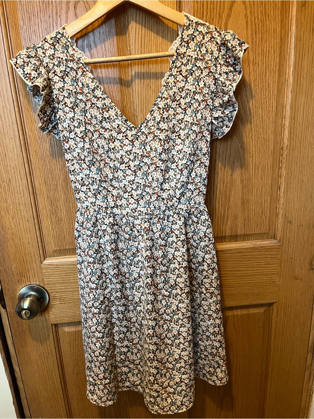 Cupshe Cream Floral V-Neck Ruffle Sleeve Dress